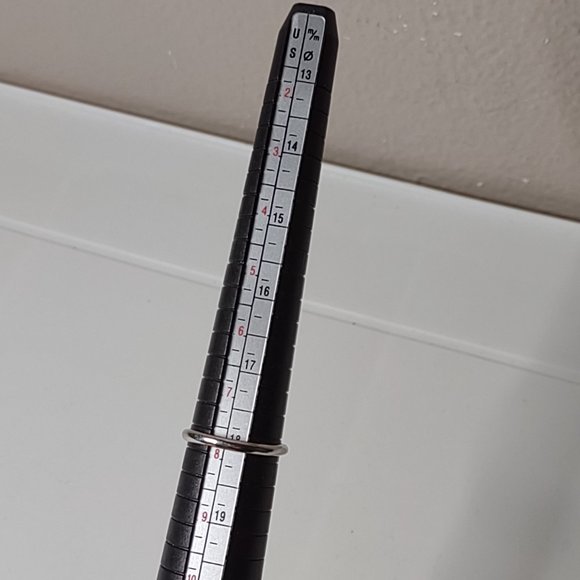 Size 7.75 Pretty Electroplated Ring With Clear Stones - Picture 10 of 10